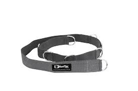 Alças de segurança organizadas em fundo branco com iluminação suave