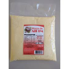 Embalagens de massa de macaxeira alinhadas sobre fundo branco