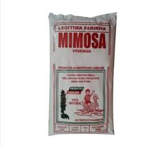 Embalagens de massa Mimosa em composição organizada com fundo branco