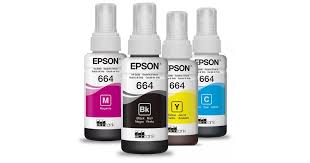 Frascos de refil Epson alinhados em estúdio com fundo branco