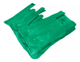 Sacos plásticos tipo feirinha empilhados em fundo branco